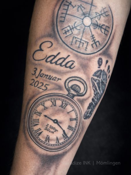 Tattoo am Unterarm mit den Namen "Eddo", einem Taschenmesser und einer Datumsangabe.