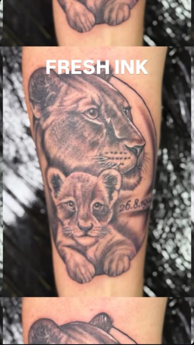 Tattoo eines Löwen und eines Löwenjungen in Schwarz-Weiß.