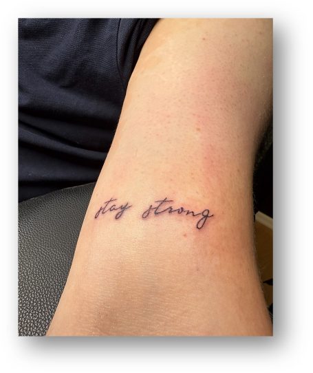 Tattoo auf dem Unterarm mit der Schriftzug "Stay Strong".
