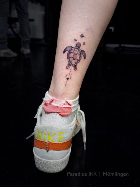 Tätowierung einer Schildkröte auf einem Fuß, Fineline Tattoo bei Paradize INK Tattoo Mömlingen