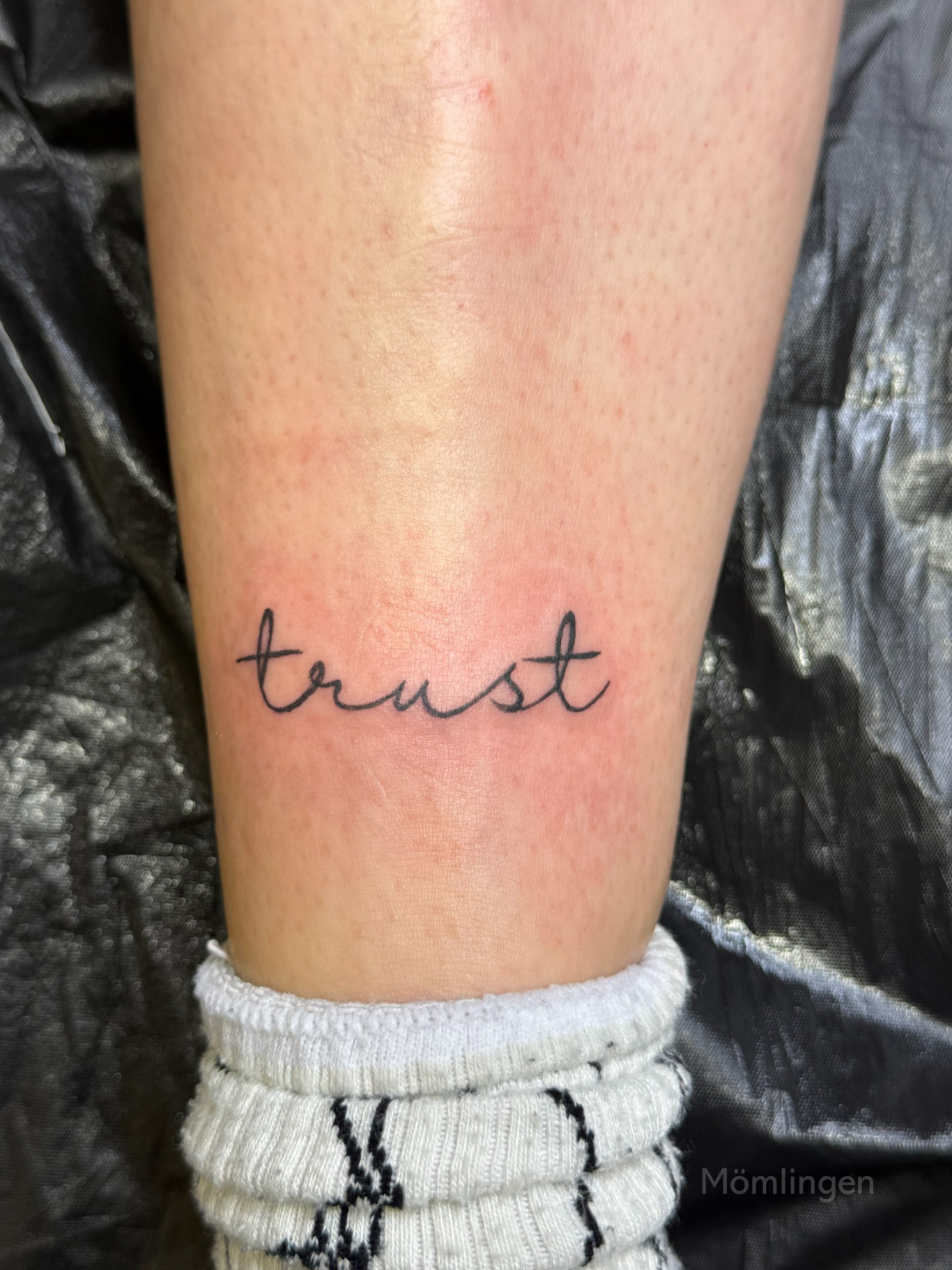 Fineline Schriftzug "trust" Tattoo Mömlingen Fineline Schriftzug "trust" Tattoo Mömlingen