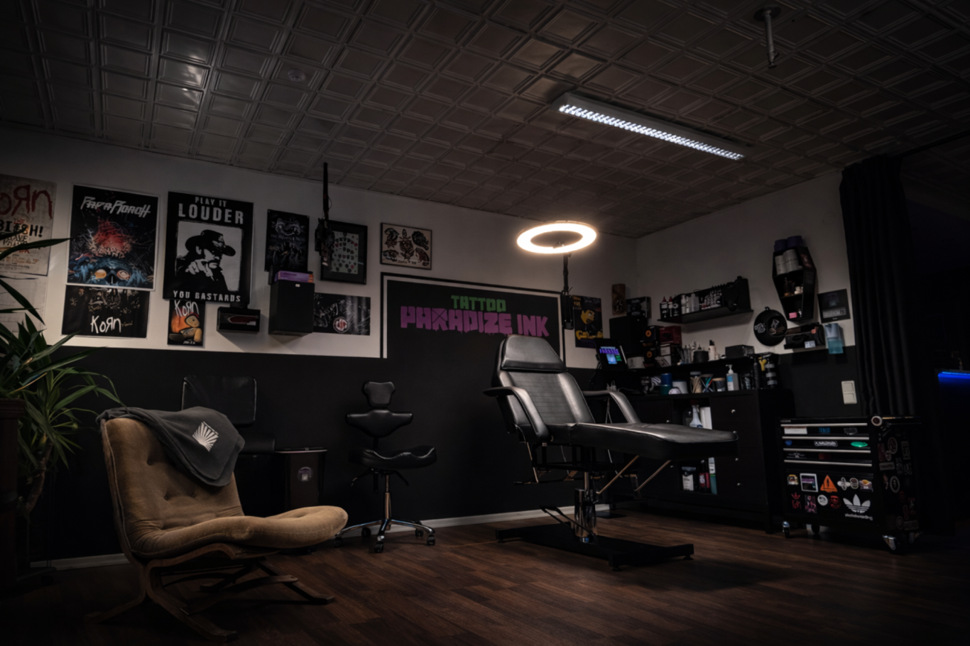 Tattoo Studio Raum – Paradize INK Mömlingen Tattoo Studio Raum mit Behandlungsliege bei Paradize INK Tattoo und Piercing in Mömlingen - Tattoobereich
