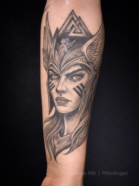 Tattoo eines mystischen Charakters mit Hörnern und markanten Gesichtszügen.