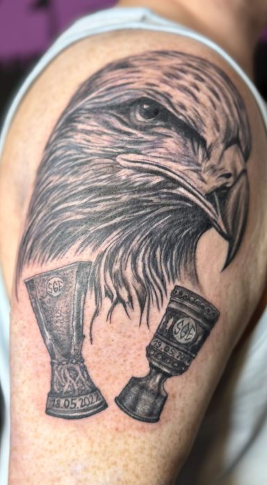 Eintracht Frankfurt Tattoo mit DFB Pokal und Europapokal. Adler