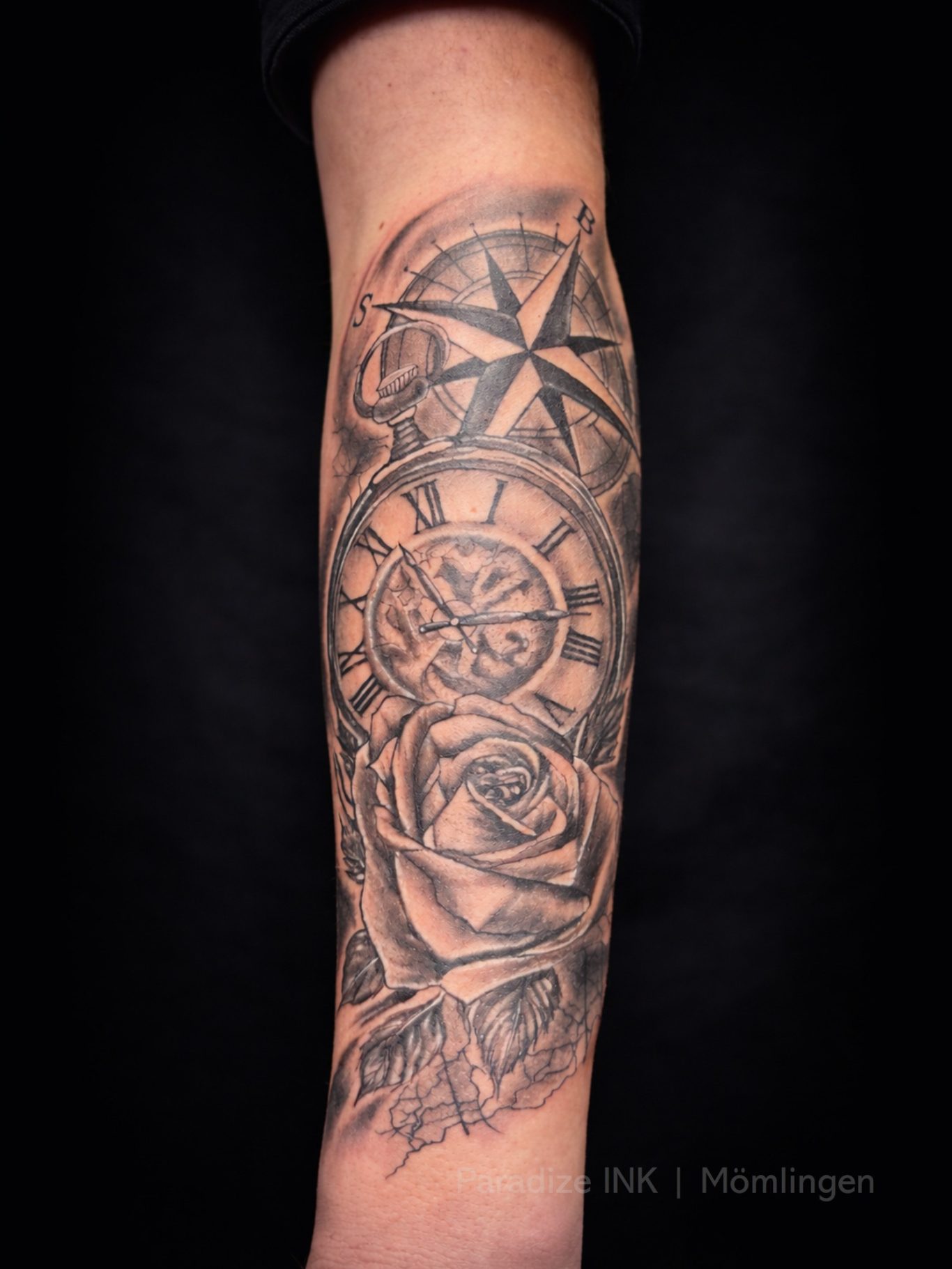 Paradize INK Tattoo Mömlingen Tattoo auf einem Unterarm mit Kompass, Rosen und geometrischen Mustern.