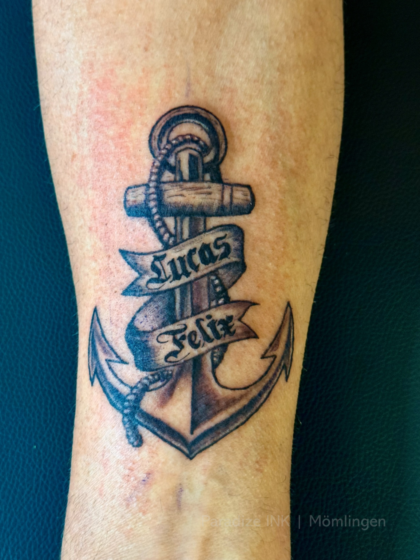 Paradize INK Tattoo Mömlingen Ein großes Ankertattoo mit einem Banner, auf dem "Incas" steht.