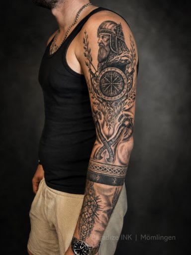 Blackwork Tattoo Sleeve mit geometrischen Elementen