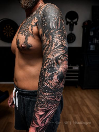 Black and Grey Sleeve Tattoo mit Totenkopf