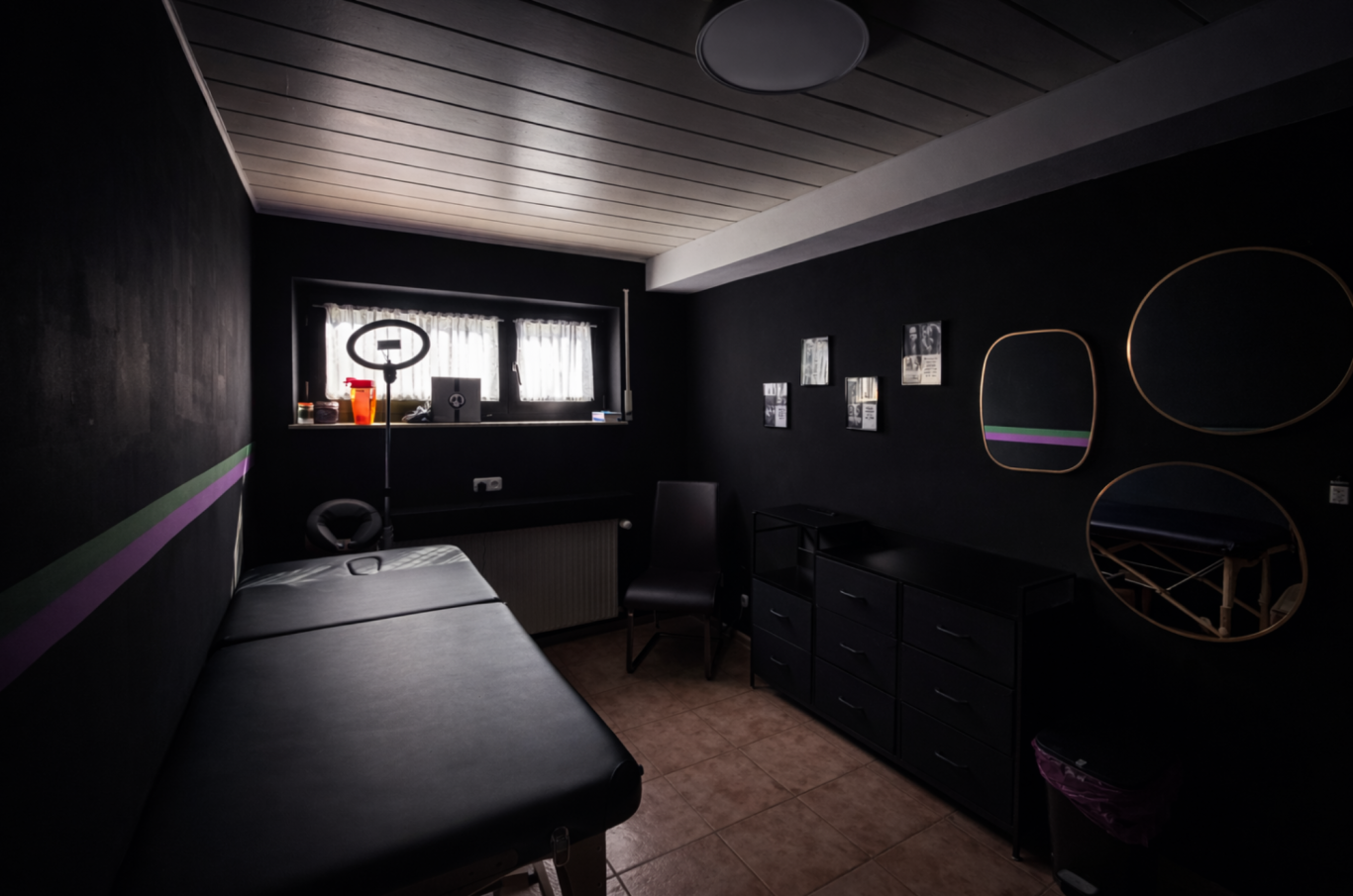 Tattoo Studio Raum – Paradize INK Mömlingen - Piercingstudio und Raum für Gast-Artist Tattoo Tattoo Studio Raum mit Behandlungsliege bei Paradize INK Tattoo und Piercing in Mömlingen - Piercingstudio und Guest-Artist (Nebenraum)