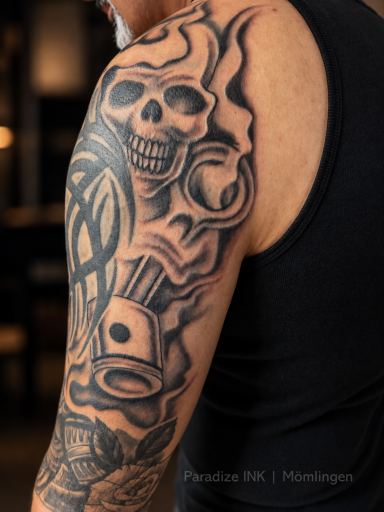 Black and Grey Totenkopf Tattoo am Oberarm